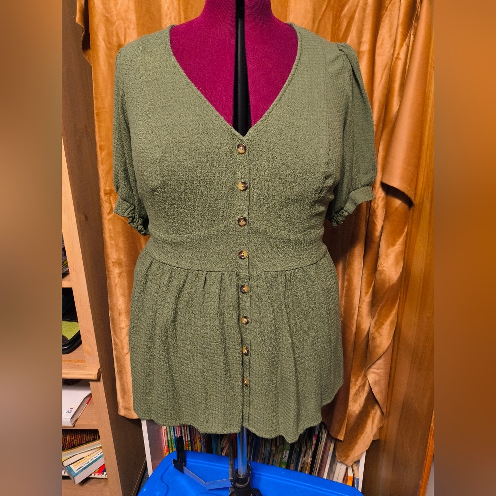 Torrid Size 2 Green Women's Top